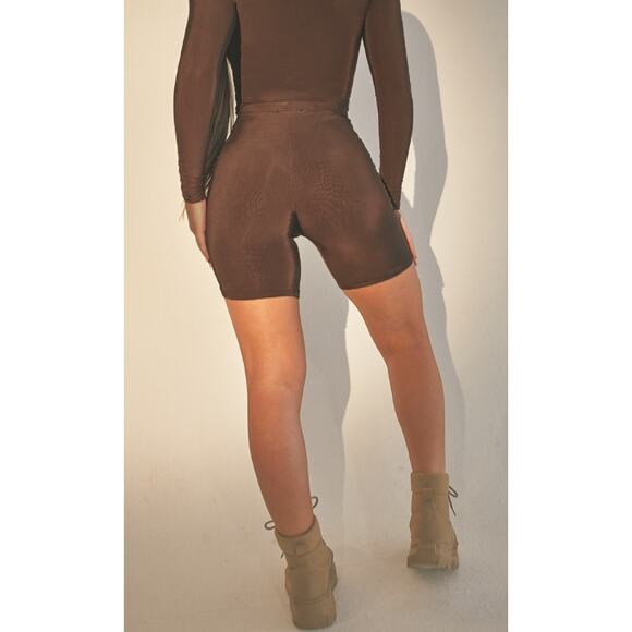 PrettyLittleThings Brown Coffee Cycle Shorts Plus 26 - Picture 8 of 9